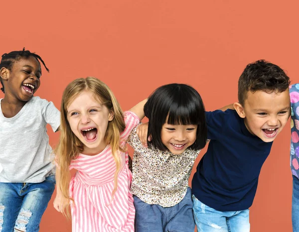 Skrattande multietniskt barn — Stockfoto