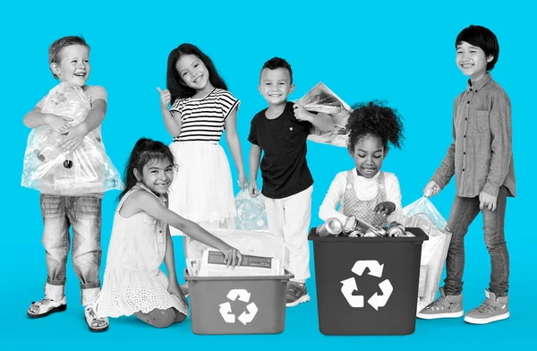 Crianças com resíduos para reciclagem — Fotografia de Stock