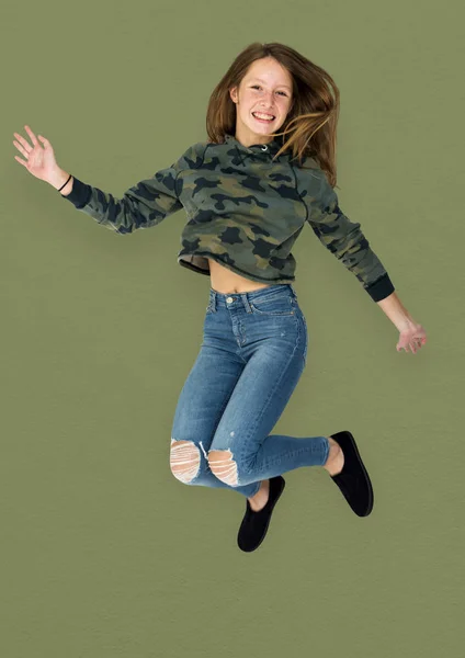 스튜디오에서 점프 하는 여자 — 스톡 사진