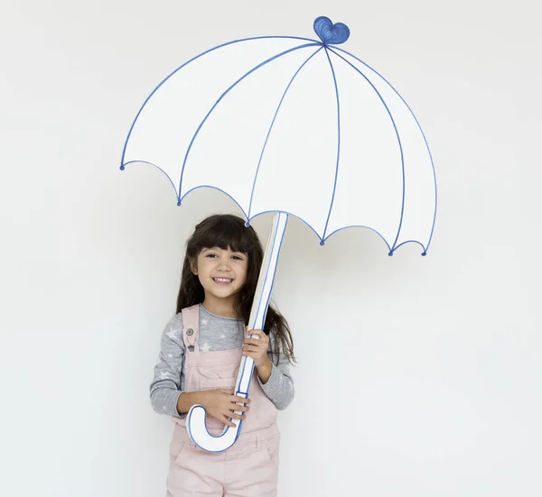 Kağıt şemsiye tutan küçük kız — Stok fotoğraf