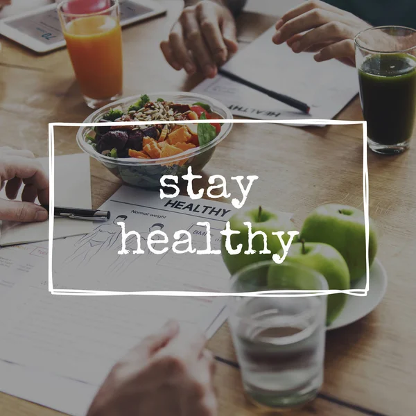 Menschen lesen Informationen über gesunde Lebensmittel — Stockfoto
