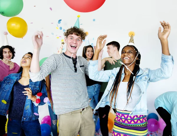Tieners op verjaardagsfeestje — Stockfoto