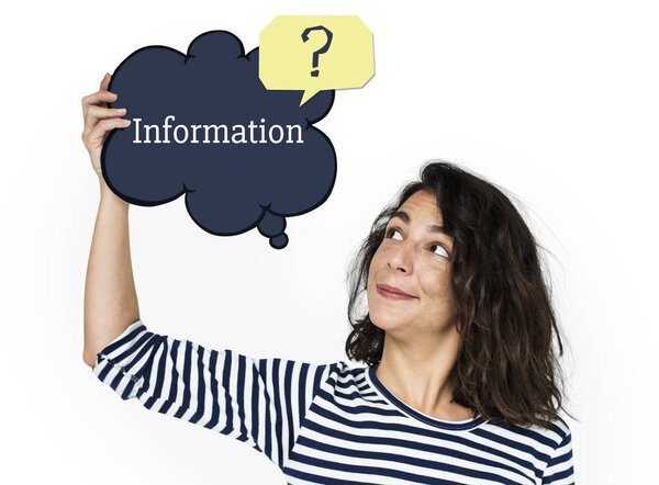 Женщина держит речевой пузырь
