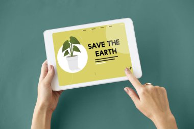 kişi holding dijital tablet