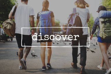 sırt çantaları yolda turistlerle