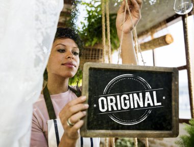 Afrikalı kadın dükkanda çalışan önlük 