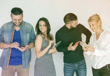 Cep telefonu kullanan insanlar 