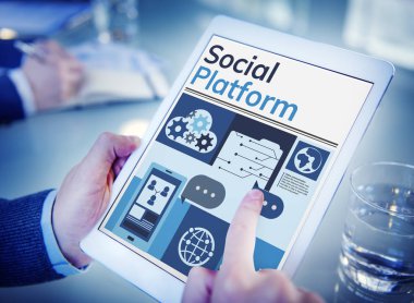 Dijital tablet kullanan kişi