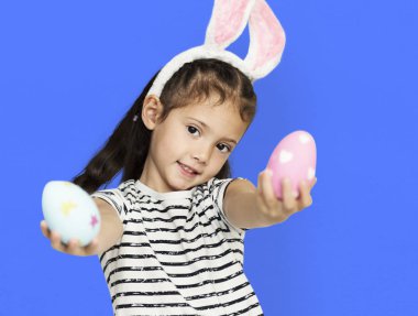 Paskalya yumurtaları ile küçük kız