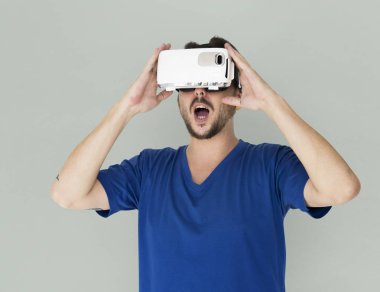 Adam visualiaing gerçeklik Gadget'ı kullanma