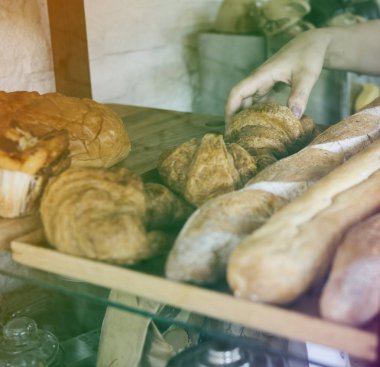 Ekmek pasta rafa koyarak kadın