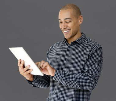 kel adam dijital tablet kullanma