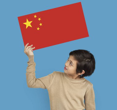  Çocuk konuşma balonunu tutuyor