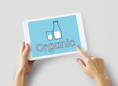 Dijital tablet kullanan kişi