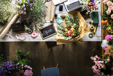 çiçek açan çiçekler tabloyla çiçekçi