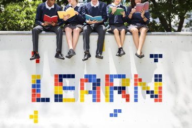 bir grup öğrenci birlikte okuyorlar.