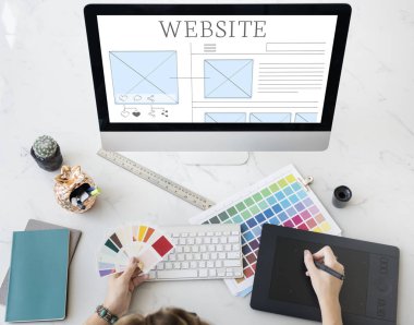 tasarımcı grafik tablası üzerinde çizim