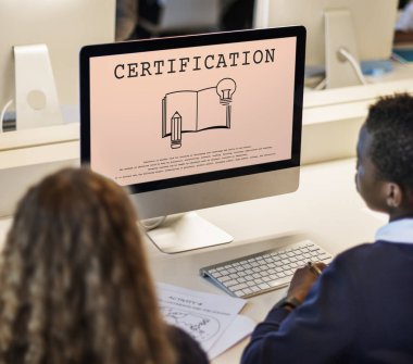 erkek ve kız monitör ekranına bakarak 