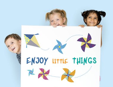 Çocuk afişini saklanıyor