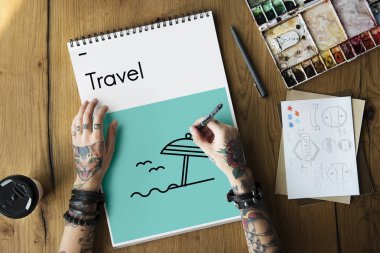 Dövmeli kişi Not Defteri'nde çizim