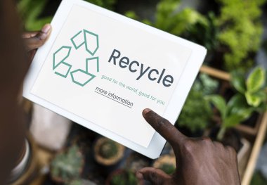 Dijital tablet kullanan kişi