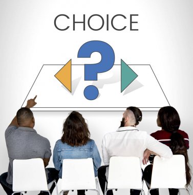 sandalye üzerinde oturan genç arkadaşlar