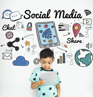 küçük çocuk Smartphone kullanarak 