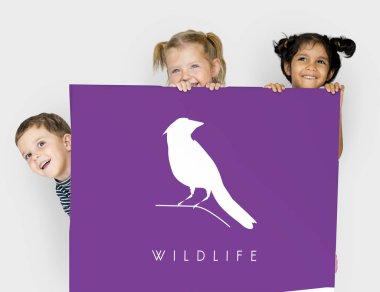 Çocuk afişini saklanıyor