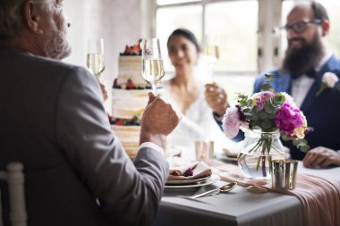 Düğün masadaki evli çift