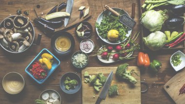 ahşap masa üzerinde çeşitli taze sebze