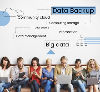 Dijital aygıtlar kullanan insanlar