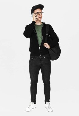 üzerinde telefon duran konuşan adam 