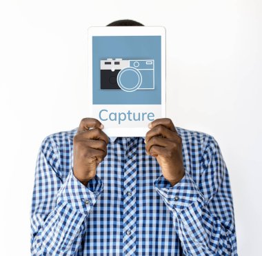 tablet ile yüz kapsayan Afrika adam