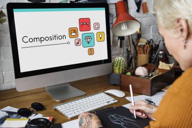 Atölyede çalışan tasarımcı