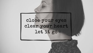 stüdyoda düşünceli kadın