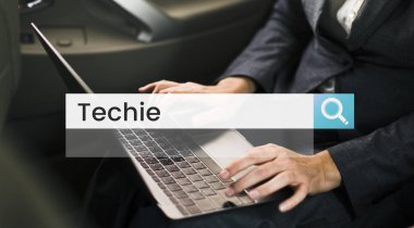 Arabaya dizüstü kullanarak işadamı