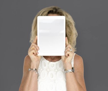 Dijital tablet tutan kadın 