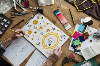 kişi ellerin masada çizim