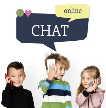 Cep telefonları konuşan çocuklar