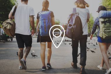 sırt çantaları yolda turistlerle