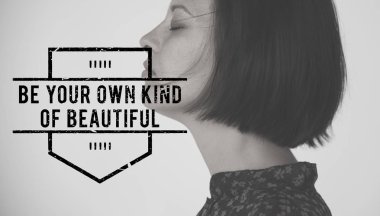 stüdyoda düşünceli kadın