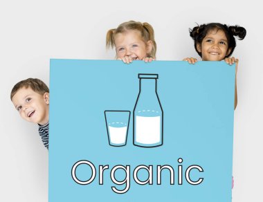 Çocuk afişini saklanıyor