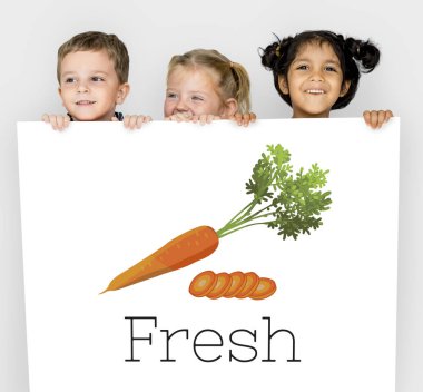 Çocuk afişini saklanıyor