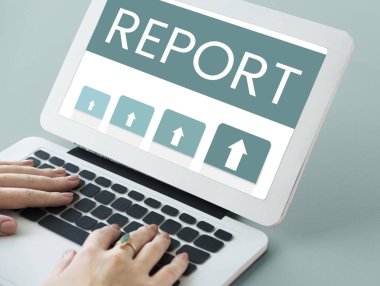 Eller dizüstü bilgisayarda çalışıyor