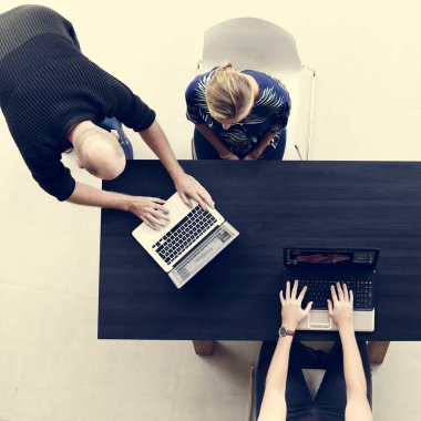 Laptop ile emekçilerin