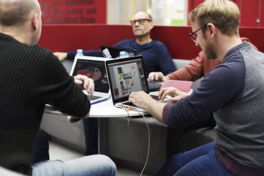 Dizüstü bilgisayarlar ile emekçilerin