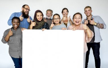 İnsanlar holding billboard 