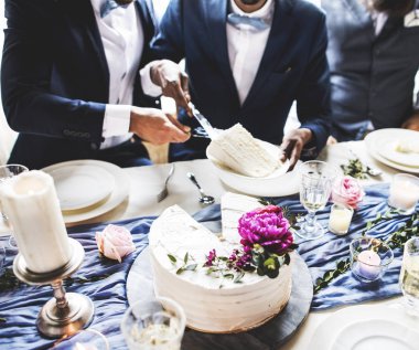 Düğün pastası kesme çift eller