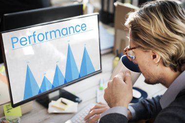 Bilgisayarda çalışan adam  