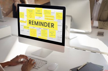 Lachende vrouw in de stad 